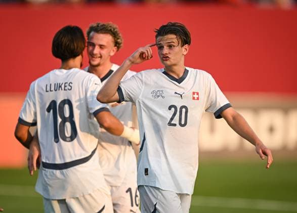 Fussball, Junioren U 17 WM 2025 Doha Katar Vorrunde 03.11.2025 Gruppe F Elfenbeinkueste - Schweiz JUBEL Schweiz; Jill Stiel (li) und Torschuetze zum Adrien Llukes (hinten li) mit Marco Correia (Mitte hinten)