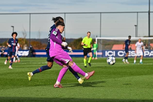 Uefa Youth League: Paris Saint Germain U19 - FC Bayern München U19; 04.11.2025 PARIS, FRANKREICH - 4. NOVEMBER: im Duell Mathis JANGEAL (PSG U19 24) und Leon KLANAC (FC Bayern München U19 1) beim Ligaspiel zwischen der U19 von Paris Saint Germain und der U19 des FC Bayern München am 4. Spieltag der UEFA Youth League am PSG Campus am 04.11.2025 Copyright: xBEAUTIFULxSPORTS Goldbergx
