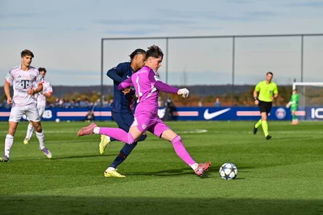 Uefa Youth League: Paris Saint Germain U19 - FC Bayern München U19; 04.11.2025 PARIS, FRANKREICH - 4. NOVEMBER: im Duell Mathis JANGEAL (PSG U19 24) und Leon KLANAC (FC Bayern München U19 1) beim Ligaspiel zwischen der U19 von Paris Saint Germain und der U19 des FC Bayern München am 4. Spieltag der UEFA Youth League am PSG Campus am 04.11.2025 Copyright: xBEAUTIFULxSPORTS Goldbergx