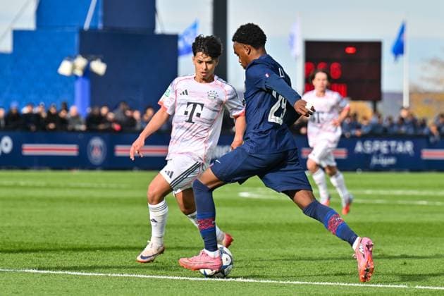 Uefa Youth League: Paris Saint Germain U19 - FC Bayern München U19; 04.11.2025 PARIS, FRANKREICH - 4. NOVEMBER: im Duell Maycon CARDOZO (FC Bayern München 7) und Elijah LY (PSG U19 29) beim Ligaspiel zwischen der U19 von Paris Saint Germain und der U19 des FC Bayern München am 4. Spieltag der UEFA Youth League am PSG Campus am 04.11.2025 Copyright: xBEAUTIFULxSPORTS Goldbergx