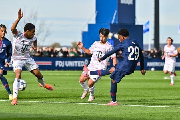 Uefa Youth League: Paris Saint Germain U19 - FC Bayern München U19; 04.11.2025 PARIS, FRANKREICH - 4. NOVEMBER: im Duell Maycon CARDOZO (FC Bayern München 7) und Elijah LY (PSG U19 29) beim Ligaspiel zwischen der U19 von Paris Saint Germain und der U19 des FC Bayern München am 4. Spieltag der UEFA Youth League am PSG Campus am 04.11.2025 Chivano WIJKS (FCB Bayern München U19 2) Copyright: xBEAUTIFULxSPORTS Goldbergx