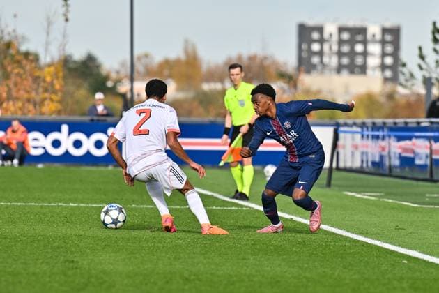 Uefa Youth League: Paris Saint Germain U19 - FC Bayern München U19; 04.11.2025 PARIS, FRANKREICH - 4. NOVEMBER: im Duell Chivano WIJKS (FCB Bayern München U19 2) und Elijah LY (PSG U19 29) beim Ligaspiel zwischen der U19 von Paris Saint Germain und der U19 des FC Bayern München am 4. Spieltag der UEFA Youth League am PSG Campus am 04.11.2025 Copyright: xBEAUTIFULxSPORTS Goldbergx