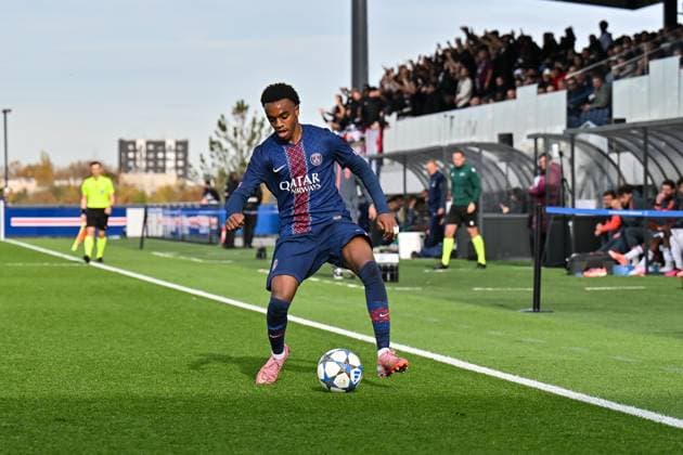 Uefa Youth League: Paris Saint Germain U19 - FC Bayern München U19; 04.11.2025 PARIS, FRANKREICH - 4. NOVEMBER: am Ball Elijah LY (PSG U19 29) beim Ligaspiel zwischen der U19 von Paris Saint Germain und der U19 des FC Bayern München am 4. Spieltag der UEFA Youth League am PSG Campus am 04.11.2025 Copyright: xBEAUTIFULxSPORTS Goldbergx