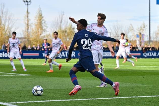 Uefa Youth League: Paris Saint Germain U19 - FC Bayern München U19; 04.11.2025 PARIS, FRANKREICH - 4. NOVEMBER: im Duell Raphael PAVLIC (FC Bayern München U19 5) und Elijah LY (PSG U19 29) beim Ligaspiel zwischen der U19 von Paris Saint Germain und der U19 des FC Bayern München am 4. Spieltag der UEFA Youth League am PSG Campus am 04.11.2025 Copyright: xBEAUTIFULxSPORTS Goldbergx