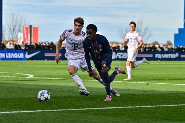 Uefa Youth League: Paris Saint Germain U19 - FC Bayern München U19; 04.11.2025 PARIS, FRANKREICH - 4. NOVEMBER: im Duell Raphael PAVLIC (FC Bayern München U19 5) und Elijah LY (PSG U19 29) beim Ligaspiel zwischen der U19 von Paris Saint Germain und der U19 des FC Bayern München am 4. Spieltag der UEFA Youth League am PSG Campus am 04.11.2025 Copyright: xBEAUTIFULxSPORTS Goldbergx