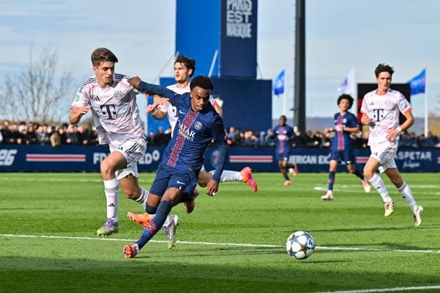 Uefa Youth League: Paris Saint Germain U19 - FC Bayern München U19; 04.11.2025 PARIS, FRANKREICH - 4. NOVEMBER: im Duell Raphael PAVLIC (FC Bayern München U19 5) und Elijah LY (PSG U19 29) beim Ligaspiel zwischen der U19 von Paris Saint Germain und der U19 des FC Bayern München am 4. Spieltag der UEFA Youth League am PSG Campus am 04.11.2025 Copyright: xBEAUTIFULxSPORTS Goldbergx