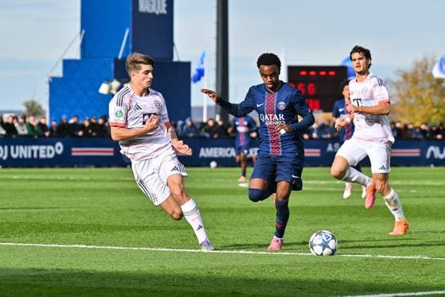 Uefa Youth League: Paris Saint Germain U19 - FC Bayern München U19; 04.11.2025 PARIS, FRANKREICH - 4. NOVEMBER: im Duell Raphael PAVLIC (FC Bayern München U19 5) und Elijah LY (PSG U19 29) beim Ligaspiel zwischen der U19 von Paris Saint Germain und der U19 des FC Bayern München am 4. Spieltag der UEFA Youth League am PSG Campus am 04.11.2025 Copyright: xBEAUTIFULxSPORTS Goldbergx