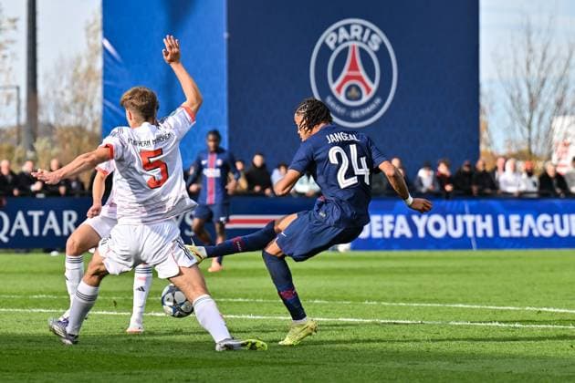 Uefa Youth League: Paris Saint Germain U19 - FC Bayern München U19; 04.11.2025 PARIS, FRANKREICH - 4. NOVEMBER: Raphael PAVLIC (FC Bayern München U19 5) blockt den schuss von Mathis JANGEAL (PSG U19 24) beim Ligaspiel zwischen der U19 von Paris Saint Germain und der U19 des FC Bayern München am 4. Spieltag der UEFA Youth League am PSG Campus am 04.11.2025 Copyright: xBEAUTIFULxSPORTS Goldbergx