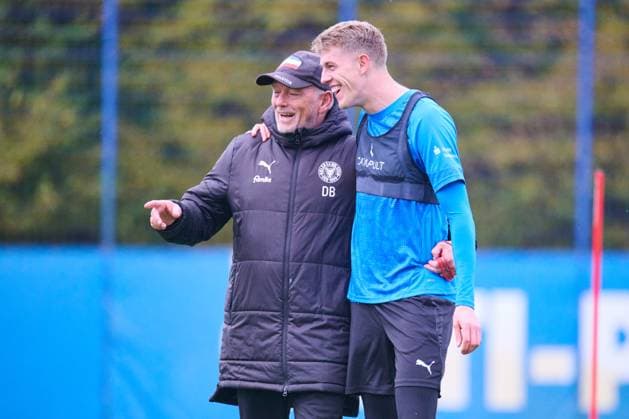 04.11.2025, Fußball, Herren, 2.BL, Saison 2025 2026, Training Holstein Kiel Alexander Bernhardsson (re.) mit Co-Trainer Dirk Bremser (li.) Kiel, Projensdorf Projensdorf, Trainigsplatz, Rase Schleswig-Holstein Deutschland