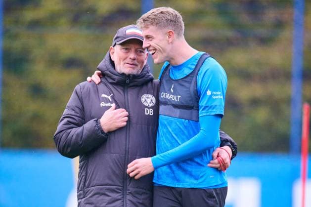 04.11.2025, Fußball, Herren, 2.BL, Saison 2025 2026, Training Holstein Kiel Alexander Bernhardsson (re.) mit Co-Trainer Dirk Bremser (li.) Kiel, Projensdorf Projensdorf, Trainigsplatz, Rase Schleswig-Holstein Deutschland