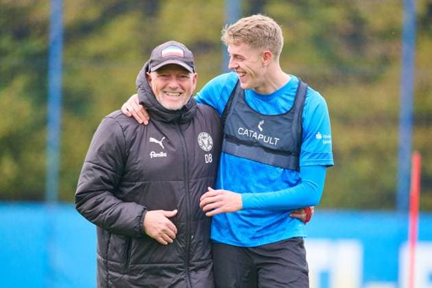 04.11.2025, Fußball, Herren, 2.BL, Saison 2025 2026, Training Holstein Kiel Alexander Bernhardsson (re.) mit Co-Trainer Dirk Bremser (li.) Kiel, Projensdorf Projensdorf, Trainigsplatz, Rase Schleswig-Holstein Deutschland