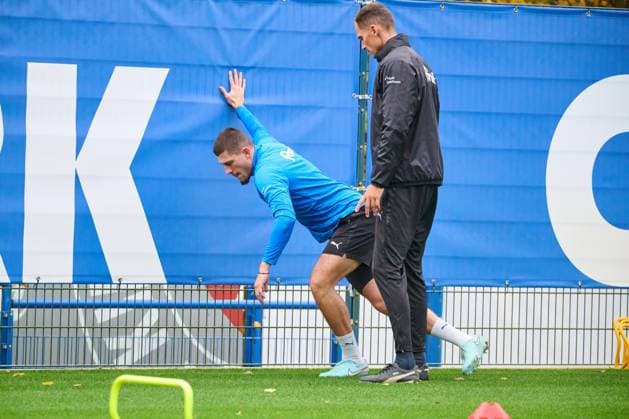 04.11.2025, Fußball, Herren, 2.BL, Saison 2025 2026, Training Holstein Kiel Mladen Cvjetinovic im Aufbautraining mit Athletiktrainer Timm Sörensen Kiel, Projensdorf Projensdorf, Trainigsplatz, Rase Schleswig-Holstein Deutschland