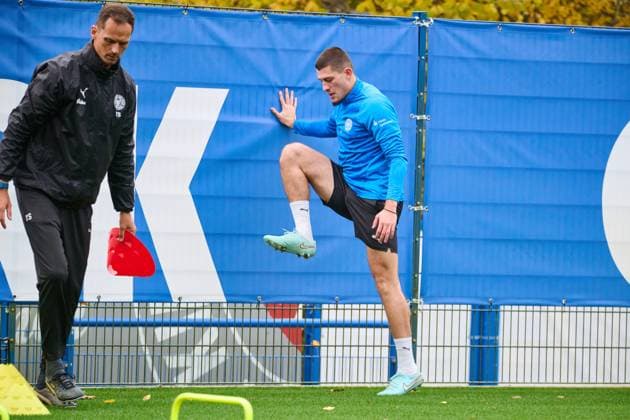 04.11.2025, Fußball, Herren, 2.BL, Saison 2025 2026, Training Holstein Kiel Mladen Cvjetinovic im Aufbautraining mit Athletiktrainer Timm Sörensen Kiel, Projensdorf Projensdorf, Trainigsplatz, Rase Schleswig-Holstein Deutschland