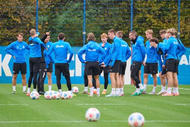 04.11.2025, Fußball, Herren, 2.BL, Saison 2025 2026, Training Holstein Kiel Teambesprechung auf dem Platz mit Trainer Marcel Rapp Kiel, Projensdorf Projensdorf, Trainigsplatz, Rase Schleswig-Holstein Deutschland