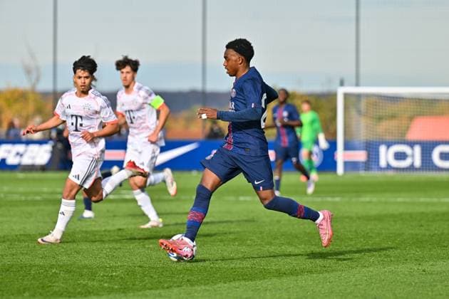 Uefa Youth League: Paris Saint Germain U19 - FC Bayern München U19; 04.11.2025 PARIS, FRANKREICH - 4. NOVEMBER: am Ball Elijah LY (PSG U19 29) beim Ligaspiel zwischen der U19 von Paris Saint Germain und der U19 des FC Bayern München am 4. Spieltag der UEFA Youth League am PSG Campus am 04.11.2025 Copyright: xBEAUTIFULxSPORTS Goldbergx
