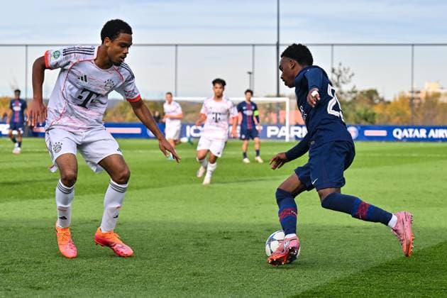 Uefa Youth League: Paris Saint Germain U19 - FC Bayern München U19; 04.11.2025 PARIS, FRANKREICH - 4. NOVEMBER: im Duell Chivano WIJKS (FCB Bayern München U19 2) und Elijah LY (PSG U19 29) beim Ligaspiel zwischen der U19 von Paris Saint Germain und der U19 des FC Bayern München am 4. Spieltag der UEFA Youth League am PSG Campus am 04.11.2025 Copyright: xBEAUTIFULxSPORTS Goldbergx