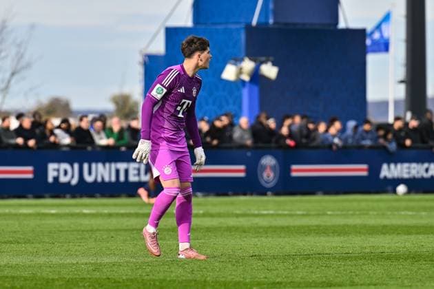 Uefa Youth League: Paris Saint Germain U19 - FC Bayern München U19; 04.11.2025 PARIS, FRANKREICH - 4. NOVEMBER: im Bild Leon KLANAC (FC Bayern München U19 1) Einzelfoto Freisteller beim Ligaspiel zwischen der U19 von Paris Saint Germain und der U19 des FC Bayern München am 4. Spieltag der UEFA Youth League am PSG Campus am 04.11.2025 Copyright: xBEAUTIFULxSPORTS Goldbergx
