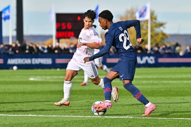 Uefa Youth League: Paris Saint Germain U19 - FC Bayern München U19; 04.11.2025 PARIS, FRANKREICH - 4. NOVEMBER: am Ball Elijah LY (PSG U19 29) beim Ligaspiel zwischen der U19 von Paris Saint Germain und der U19 des FC Bayern München am 4. Spieltag der UEFA Youth League am PSG Campus am 04.11.2025 Copyright: xBEAUTIFULxSPORTS Goldbergx