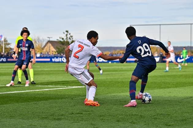 Uefa Youth League: Paris Saint Germain U19 - FC Bayern München U19; 04.11.2025 PARIS, FRANKREICH - 4. NOVEMBER: im Duell Chivano WIJKS (FCB Bayern München U19 2) und Elijah LY (PSG U19 29) beim Ligaspiel zwischen der U19 von Paris Saint Germain und der U19 des FC Bayern München am 4. Spieltag der UEFA Youth League am PSG Campus am 04.11.2025 Copyright: xBEAUTIFULxSPORTS Goldbergx