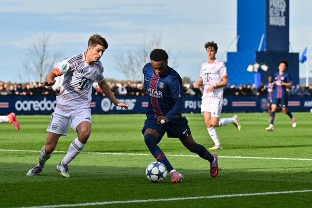 Uefa Youth League: Paris Saint Germain U19 - FC Bayern München U19; 04.11.2025 PARIS, FRANKREICH - 4. NOVEMBER: im Duell Raphael PAVLIC (FC Bayern München U19 5) und Elijah LY (PSG U19 29) beim Ligaspiel zwischen der U19 von Paris Saint Germain und der U19 des FC Bayern München am 4. Spieltag der UEFA Youth League am PSG Campus am 04.11.2025 Copyright: xBEAUTIFULxSPORTS Goldbergx