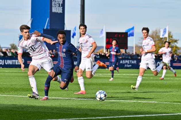 Uefa Youth League: Paris Saint Germain U19 - FC Bayern München U19; 04.11.2025 PARIS, FRANKREICH - 4. NOVEMBER: im Duell Raphael PAVLIC (FC Bayern München U19 5) und Elijah LY (PSG U19 29) beim Ligaspiel zwischen der U19 von Paris Saint Germain und der U19 des FC Bayern München am 4. Spieltag der UEFA Youth League am PSG Campus am 04.11.2025 Copyright: xBEAUTIFULxSPORTS Goldbergx