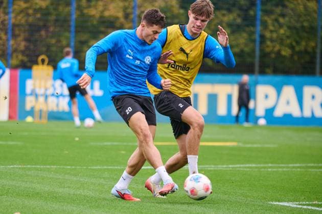 04.11.2025, Fußball, Herren, 2.BL, Saison 2025 2026, Training Holstein Kiel Adrian Kapralik gegen Frederik Roslyng Kiel, Projensdorf Projensdorf, Trainigsplatz, Rase Schleswig-Holstein Deutschland
