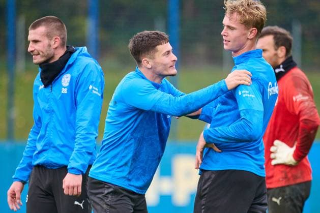 04.11.2025, Fußball, Herren, 2.BL, Saison 2025 2026, Training Holstein Kiel Adrian Kapralik (li.) und Kasper Davidsen Kiel, Projensdorf Projensdorf, Trainigsplatz, Rase Schleswig-Holstein Deutschland