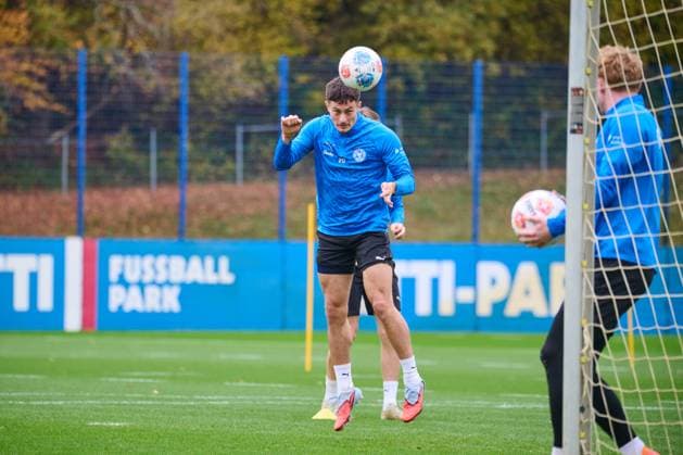 04.11.2025, Fußball, Herren, 2.BL, Saison 2025 2026, Training Holstein Kiel Adrian Kapralik Kiel, Projensdorf Projensdorf, Trainigsplatz, Rase Schleswig-Holstein Deutschland