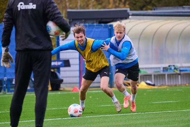 04.11.2025, Fußball, Herren, 2.BL, Saison 2025 2026, Training Holstein Kiel Magnus Knudsen am Ball gegen Luca Prasse Kiel, Projensdorf Projensdorf, Trainigsplatz, Rase Schleswig-Holstein Deutschland