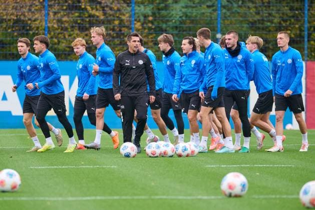 04.11.2025, Fußball, Herren, 2.BL, Saison 2025 2026, Training Holstein Kiel Trainer Marcel Rapp vor der laufenden Mannschaft Kiel, Projensdorf Projensdorf, Trainigsplatz, Rase Schleswig-Holstein Deutschland