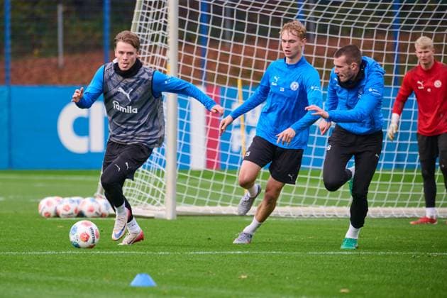 04.11.2025, Fußball, Herren, 2.BL, Saison 2025 2026, Training Holstein Kiel Jonas Therkelsen am Ball gegen Kasper Davidsen und David Zec (re.) Kiel, Projensdorf Projensdorf, Trainigsplatz, Rase Schleswig-Holstein Deutschland