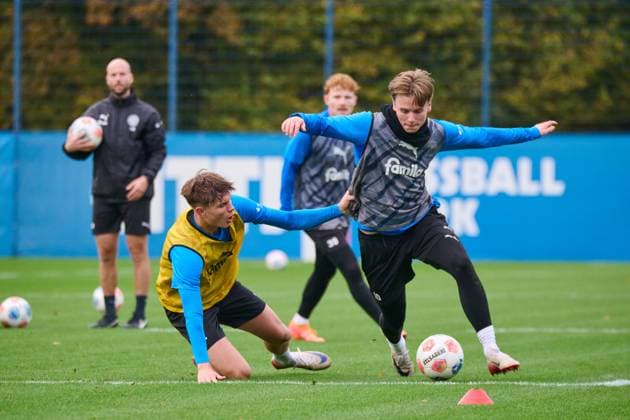 04.11.2025, Fußball, Herren, 2.BL, Saison 2025 2026, Training Holstein Kiel Jonas Therkelsen am Ball gegen Frederik Roslyng Kiel, Projensdorf Projensdorf, Trainigsplatz, Rase Schleswig-Holstein Deutschland