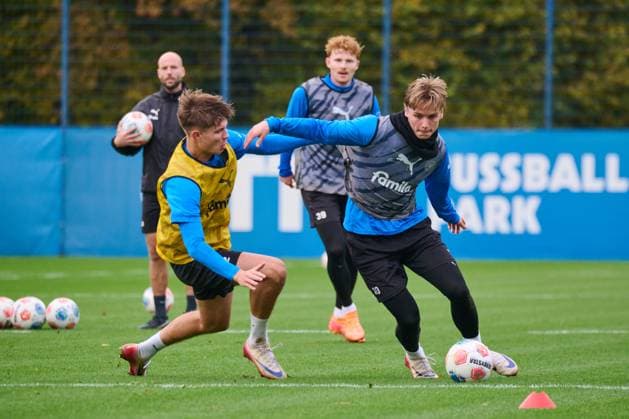 04.11.2025, Fußball, Herren, 2.BL, Saison 2025 2026, Training Holstein Kiel Jonas Therkelsen am Ball gegen Frederik Roslyng Kiel, Projensdorf Projensdorf, Trainigsplatz, Rase Schleswig-Holstein Deutschland