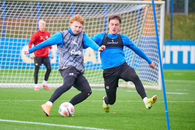 04.11.2025, Fußball, Herren, 2.BL, Saison 2025 2026, Training Holstein Kiel Robert Wagner am Ball gegen Leon Parduzi Kiel, Projensdorf Projensdorf, Trainigsplatz, Rase Schleswig-Holstein Deutschland