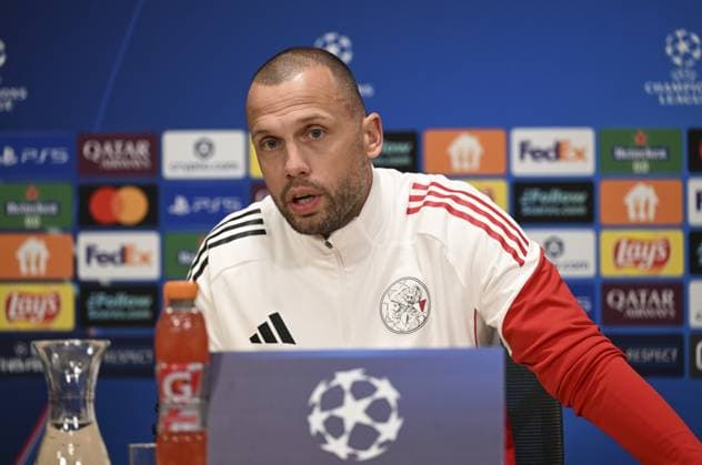 Ahead of UEFA Champions League: Ajax v Galatasaray AMSTERDAM, NETHERLANDS - NOVEMBER 4: Ajax head coach John Heitinga and midfielder Youri Regeer (not seen) hold a press conference, PK, Pressekonferenz at Johan Cruijff Arena ahead of their UEFA Champions League week 4 match against Galatasaray, in Amsterdam, Netherlands, on November 4, 2025. Halil Sagirkaya Anadolu Amsterdam Netherlands. Editorial use only. Please get in touch for any other usage.  Copyright: x2025xAnadoluxHalilxSagirkayax