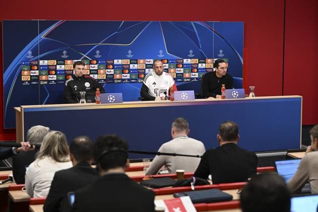 Ahead of UEFA Champions League: Ajax v Galatasaray AMSTERDAM, NETHERLANDS - NOVEMBER 4: Ajax head coach John Heitinga (C) and midfielder Youri Regeer (L) hold a press conference, PK, Pressekonferenz at Johan Cruijff Arena ahead of their UEFA Champions League week 4 match against Galatasaray, in Amsterdam, Netherlands, on November 4, 2025. Halil Sagirkaya Anadolu Amsterdam Netherlands. Editorial use only. Please get in touch for any other usage.  Copyright: x2025xAnadoluxHalilxSagirkayax