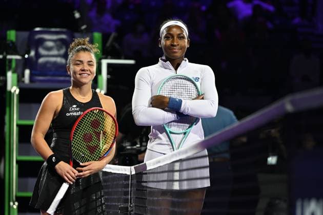 WTA, Tennis Damen Finals 2025 in Riyadh - Day Four RIYADH, SAUDI ARABIA - NOVEMBER 4: Coco Gauff of the United States plays against Jasmine Paolini of Italy during their second group-stage match on Day 4 of the 2025 WTA Finals, part of the Hologic WTA Tour, at King Saud University Indoor Arena in Riyadh, Saudi Arabia, on November 4, 2025. Artur Widak Anadolu Riyadh Saudi Arabia. Editorial use only. Please get in touch for any other usage.  Copyright: x2025xAnadoluxArturxWidakx