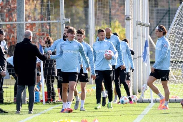 2.FBL, Hertha BSC Training, 04.11.2025, Hertha BSC Training, Sportforum, im Bild Hertha-Spielerkreis, Kennet Eichhorn (Hertha BSC Berlin 23), Fabian Reese (Hertha BSC Berlin 11).Dr. Peter Goerlich - Geschaeftsfuehrung