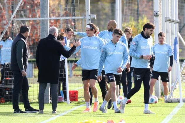2.FBL, Hertha BSC Training, 04.11.2025, Hertha BSC Training, Sportforum, im Bild Hertha-Spielerkreis, Kennet Eichhorn (Hertha BSC Berlin 23), Fabian Reese (Hertha BSC Berlin 11).Dr. Peter Goerlich - Geschaeftsfuehrung, Agust’n Rogel (Hertha BSC Berlin 3), John Anthony Brooks (Hertha BSC Berlin 25)