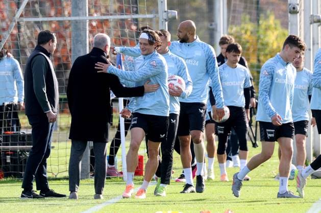 2.FBL, Hertha BSC Training, 04.11.2025, Hertha BSC Training, Sportforum, im Bild Hertha-Spielerkreis, Benjamin Weber (Sportdirektor, Hertha BSC Berlin), Kennet Eichhorn (Hertha BSC Berlin 23), Fabian Reese (Hertha BSC Berlin 11).Dr. Peter Goerlich - Geschaeftsfuehrung, (John Anthony Brooks (Hertha BSC Berlin 25)