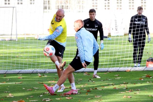 2.FBL, Hertha BSC Training, 04.11.2025, Hertha BSC Training, Sportforum, im Bild Toni Leistner (Hertha BSC Berlin 37), Jon Dabur Thorsteinsson (Hertha BSC Berlin 24), Tjark Ernst (Hertha BSC Berlin 1)