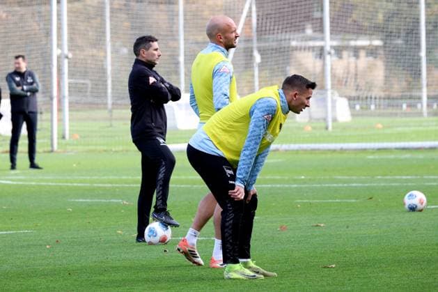 2.FBL, Hertha BSC Training, 04.11.2025, Hertha BSC Training, Sportforum, im Bild Cheftrainer Stefan Leitl (Hertha BSC Berlin), John Anthony Brooks (Hertha BSC Berlin 25), Paul Seguin (Hertha BSC Berlin 30)