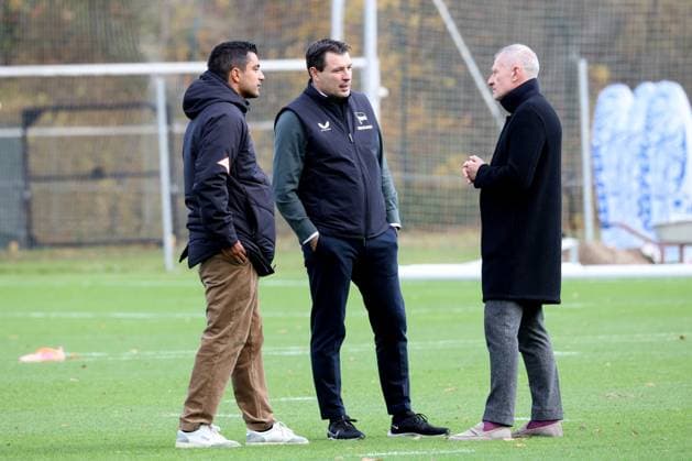 2.FBL, Hertha BSC Training, 04.11.2025, Hertha BSC Training, Sportforum, im Bild Leiter Teammanagement Sami Allagui (Hertha BSC), Benjamin Weber (Sportdirektor, Hertha BSC Berlin), Dr. Peter Goerlich - Geschaeftsfuehrung