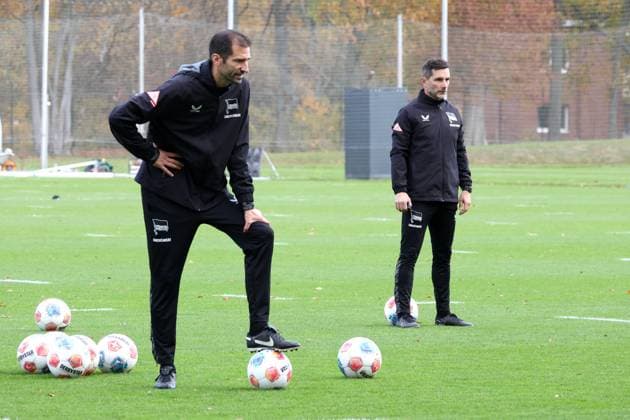 2.FBL, Hertha BSC Training, 04.11.2025, Hertha BSC Training, Sportforum, im Bild Co-Trainer Andre Mijatovic (Hertha BSC Berlin), Cheftrainer Stefan Leitl (Hertha BSC Berlin)
