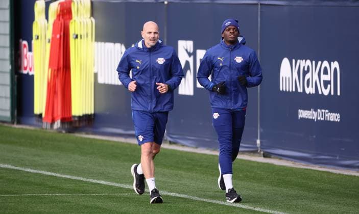 Leipzig, 04.11.2025, Red Bull Trainingszentrum am Cottaweg, Akademie, Fussball, Rasenballsport Leipzig, Training RB Leipzig, Im Bild: Re4haTrainer Robert Friedrich, Castello Lukeba (23, RB Leipzig). Laufarbeit. ,
