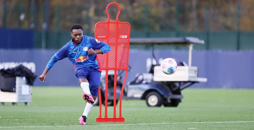 Leipzig, 04.11.2025, Red Bull Trainingszentrum am Cottaweg, Akademie, Fussball, Rasenballsport Leipzig, Training RB Leipzig, Im Bild: Ridle Baku (17, RB Leipzig) ,