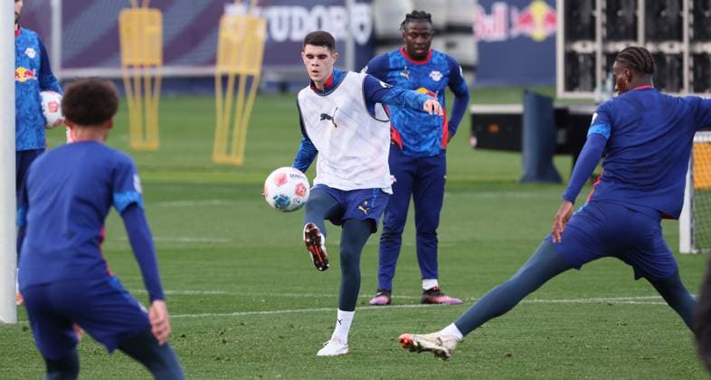 Leipzig, 04.11.2025, Red Bull Trainingszentrum am Cottaweg, Akademie, Fussball, Rasenballsport Leipzig, Training RB Leipzig, Im Bild: Kosta Nedeljkovic (19, RB Leipzig) ,