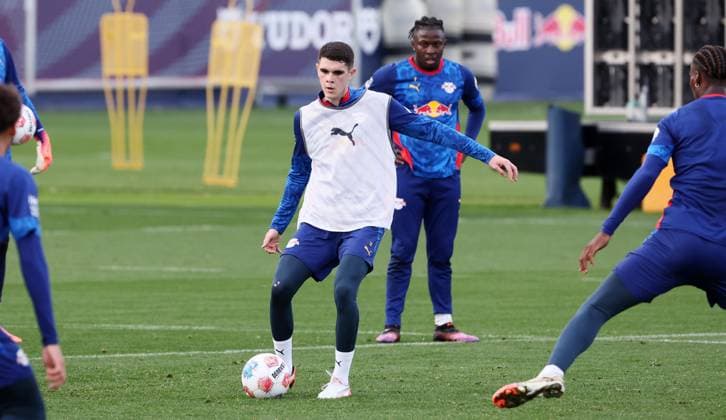 Leipzig, 04.11.2025, Red Bull Trainingszentrum am Cottaweg, Akademie, Fussball, Rasenballsport Leipzig, Training RB Leipzig, Im Bild: Kosta Nedeljkovic (19, RB Leipzig) ,