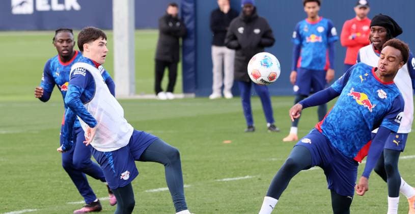Leipzig, 04.11.2025, Red Bull Trainingszentrum am Cottaweg, Akademie, Fussball, Rasenballsport Leipzig, Training RB Leipzig, Im Bild von links; Andrija Maksimovic (33, RB Leipzig), Assan Ouedraogo (20, RB Leipzig). ,