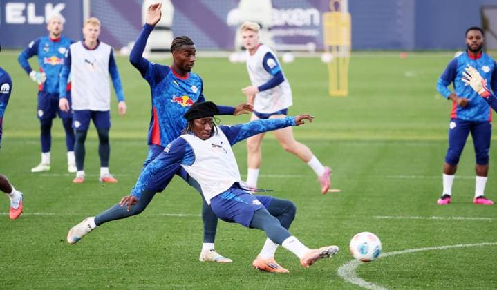 Leipzig, 04.11.2025, Red Bull Trainingszentrum am Cottaweg, Akademie, Fussball, Rasenballsport Leipzig, Training RB Leipzig, Im Bild von links; Ezechiel Banzuzi (6, RB Leipzig), Yan Diomande (49, RB Leipzig). ,